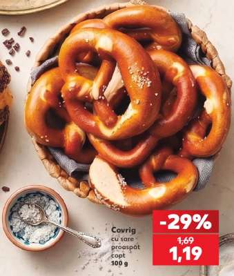 Covrig cu sare proaspăt copt